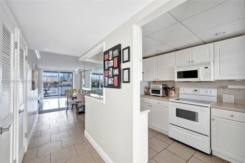 Condo in Hallandale Beach, Florida, 1 bedroom  № 2004798 - photo 8