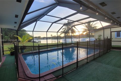 Villa ou maison à louer à Miami Lakes, Floride: 4 chambres, 226.12 m2 № 2001155 - photo 3