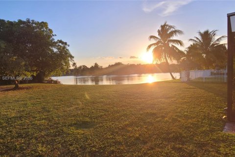 Villa ou maison à louer à Miami Lakes, Floride: 4 chambres, 226.12 m2 № 2001155 - photo 2