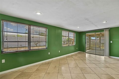 House in Port Richey, Florida 2 bedrooms, 96.99 sq.m. № 1909976 - photo 15