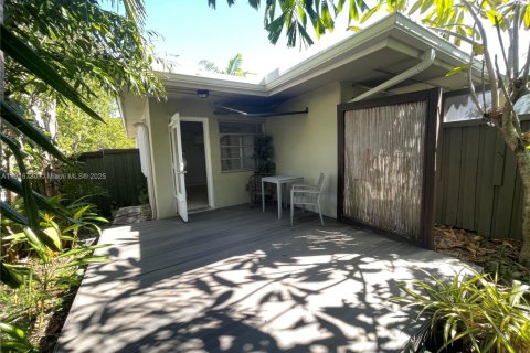 Снять в аренду виллу или дом в Уилтон-Мэнорс, Флорида 1 спальня, 53.42м2, № 1974471 - фото 1