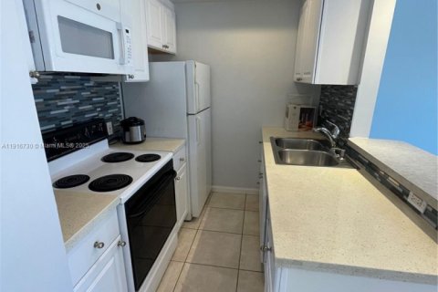 Снять в аренду виллу или дом в Уилтон-Мэнорс, Флорида 1 спальня, 53.42м2, № 1974471 - фото 9