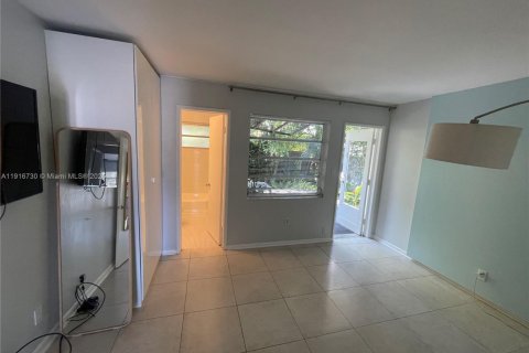 Снять в аренду виллу или дом в Уилтон-Мэнорс, Флорида 1 спальня, 53.42м2, № 1974471 - фото 4