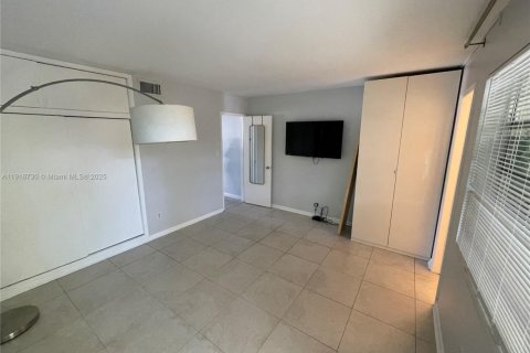 Снять в аренду виллу или дом в Уилтон-Мэнорс, Флорида 1 спальня, 53.42м2, № 1974471 - фото 3