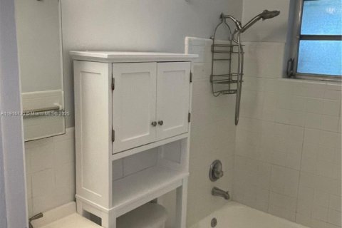 Снять в аренду виллу или дом в Уилтон-Мэнорс, Флорида 1 спальня, 53.42м2, № 1974471 - фото 5