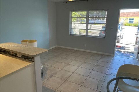 Снять в аренду виллу или дом в Уилтон-Мэнорс, Флорида 1 спальня, 53.42м2, № 1974471 - фото 6