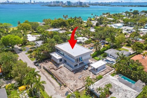 House in Miami Shores, Florida 5 bedrooms, 669.55 sq.m. № 1712664 - photo 5