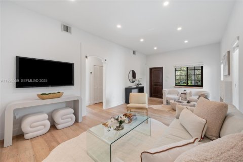 Casa en venta en Coral Gables, Florida, 3 dormitorios, 136.19 m2 № 1986665 - foto 3