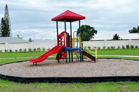 Купить виллу или дом в Хейнс-Сити, Флорида 9 комнат, 237.83м2, № 1822793 - фото 5
