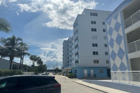 Condo in Hollywood, Florida, 1 bedroom  № 2002127 - photo 20