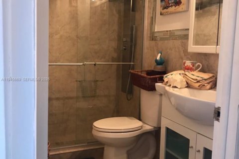 Condo in Hollywood, Florida, 1 bedroom  № 2002127 - photo 14