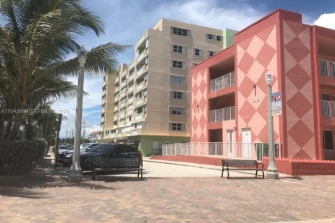 Condo in Hollywood, Florida, 1 bedroom  № 2002127 - photo 3