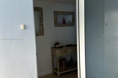 Condo in Hollywood, Florida, 1 bedroom  № 2002127 - photo 15