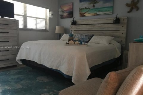 Condo in Hollywood, Florida, 1 bedroom  № 2002127 - photo 13