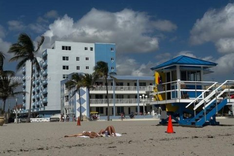 Condo in Hollywood, Florida, 1 bedroom  № 2002127 - photo 22