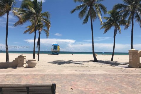 Condo in Hollywood, Florida, 1 bedroom  № 2002127 - photo 2