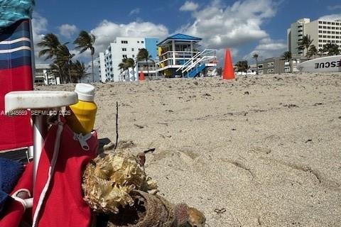 Condo in Hollywood, Florida, 1 bedroom  № 2002127 - photo 23
