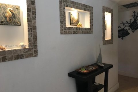 Condo in Hollywood, Florida, 1 bedroom  № 2002127 - photo 12