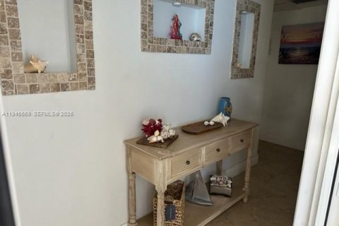 Condo in Hollywood, Florida, 1 bedroom  № 2002127 - photo 16