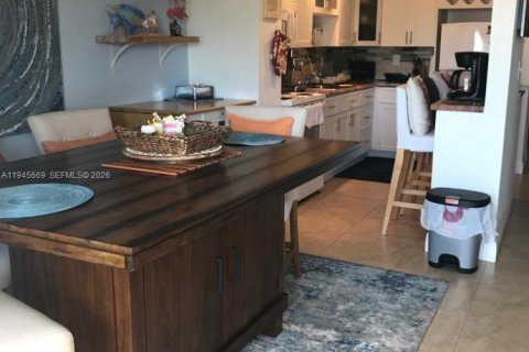 Condo in Hollywood, Florida, 1 bedroom  № 2002127 - photo 7