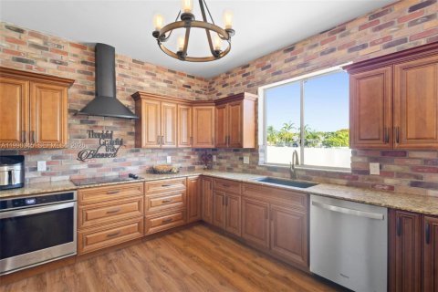 Casa en venta en Pembroke Pines, Florida, 4 dormitorios, 264.12 m2 № 2057415 - foto 10