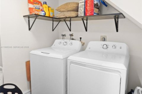 Casa en venta en Pembroke Pines, Florida, 4 dormitorios, 264.12 m2 № 2057415 - foto 15