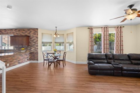 Casa en venta en Pembroke Pines, Florida, 4 dormitorios, 264.12 m2 № 2057415 - foto 13