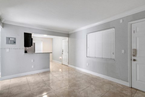 Copropriété à louer à Miami Springs, Floride: 2 chambres, 58.62 m2 № 1967593 - photo 1
