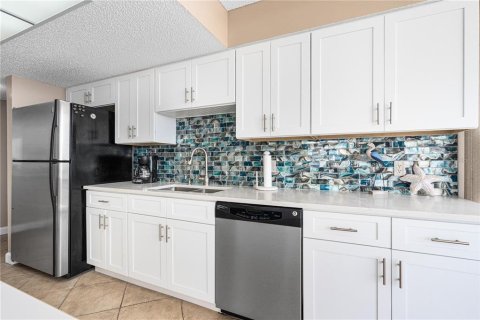 Condo in Daytona Beach Shores, Florida, 2 bedrooms  № 1679219 - photo 9