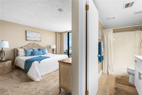 Condo in Daytona Beach Shores, Florida, 2 bedrooms  № 1679219 - photo 17