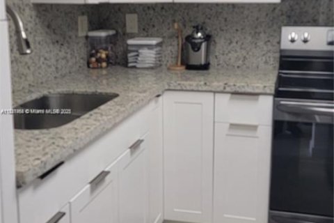 Снять в аренду квартиру в Майами, Флорида 2 спальни, 78.97м2, № 1809791 - фото 3