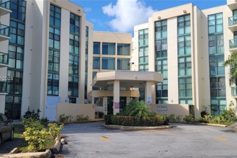 Снять в аренду квартиру в Майами, Флорида 2 спальни, 78.97м2, № 1809791 - фото 2