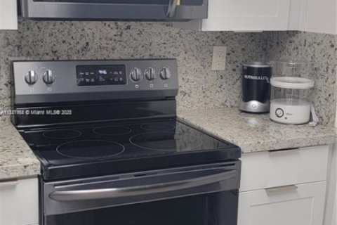 Снять в аренду квартиру в Майами, Флорида 2 спальни, 78.97м2, № 1809791 - фото 4