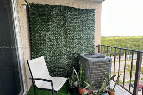 Condo in North Miami Beach, Florida, 1 bedroom  № 1695865 - photo 10