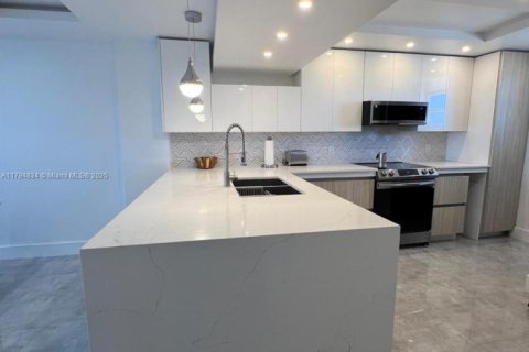 Condo in North Miami Beach, Florida, 1 bedroom  № 1695865 - photo 1