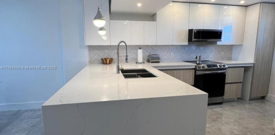 Condo in North Miami Beach, Florida, 1 bedroom № 1695865