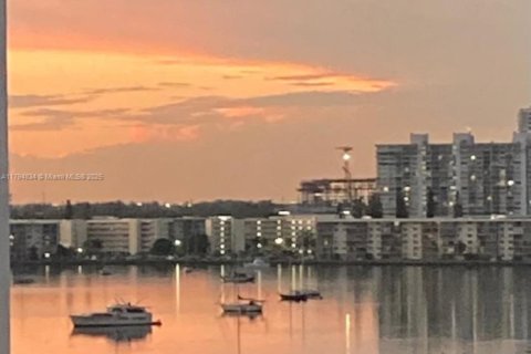 Condo in North Miami Beach, Florida, 1 bedroom  № 1695865 - photo 11