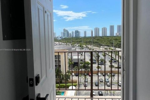 Condo in North Miami Beach, Florida, 1 bedroom  № 1695865 - photo 7