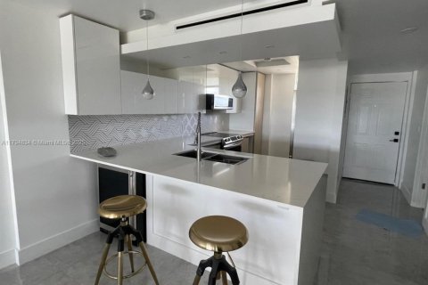 Condo in North Miami Beach, Florida, 1 bedroom  № 1695865 - photo 2