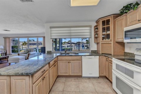 House in Punta Gorda, Florida 2 bedrooms, 147.16 sq.m. № 1582127 - photo 11