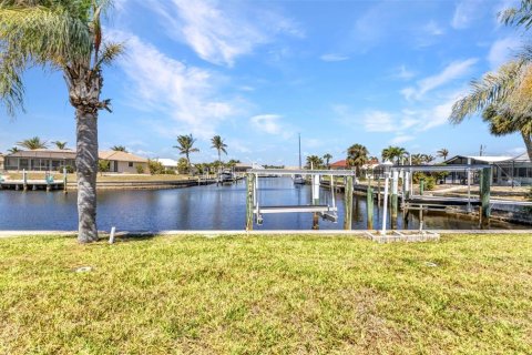 House in Punta Gorda, Florida 2 bedrooms, 147.16 sq.m. № 1582127 - photo 16