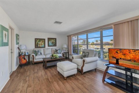 House in Punta Gorda, Florida 2 bedrooms, 147.16 sq.m. № 1582127 - photo 6