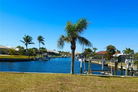 House in Punta Gorda, Florida 2 bedrooms, 147.16 sq.m. № 1582127 - photo 13