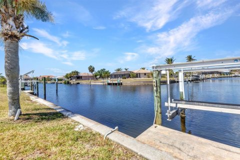 House in Punta Gorda, Florida 2 bedrooms, 147.16 sq.m. № 1582127 - photo 15