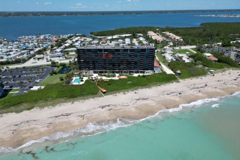 Condo in Jensen Beach, Florida, 2 bedrooms  № 1188435 - photo 1