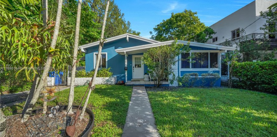 House in Miami, Florida 3 bedrooms, 104.05 sq.m. № 2037676