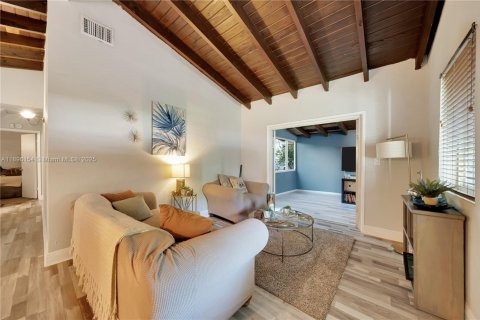 House in Miami, Florida 3 bedrooms, 104.05 sq.m. № 2037676 - photo 7
