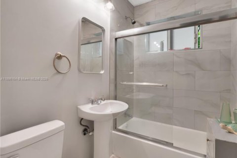 House in Miami, Florida 3 bedrooms, 104.05 sq.m. № 2037676 - photo 15