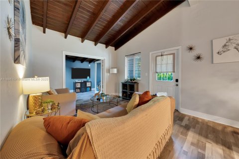 House in Miami, Florida 3 bedrooms, 104.05 sq.m. № 2037676 - photo 6