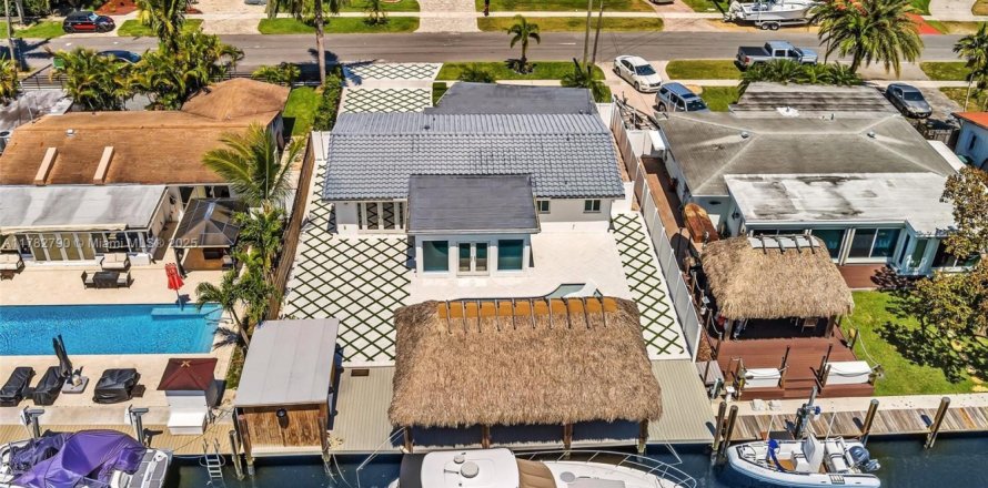House in Dania Beach, Florida 2 bedrooms, 147.62 sq.m. № 1711414